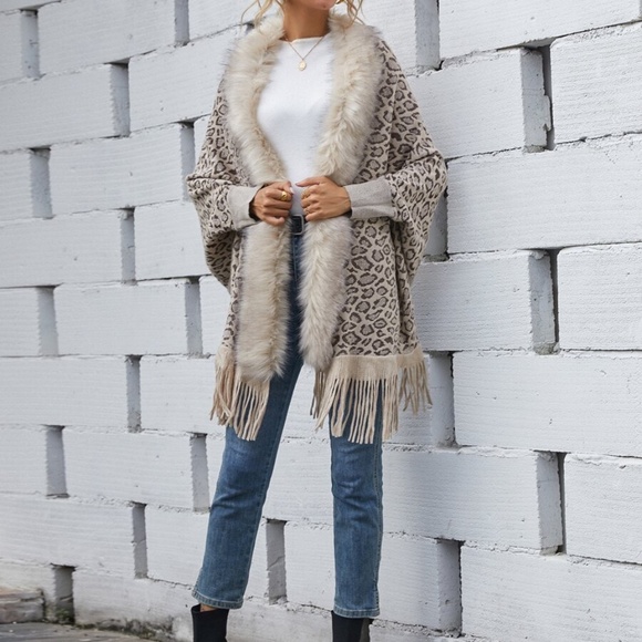 Cozy vegan fur leopard print tassel poncho cardigan - Picture 6 of 8